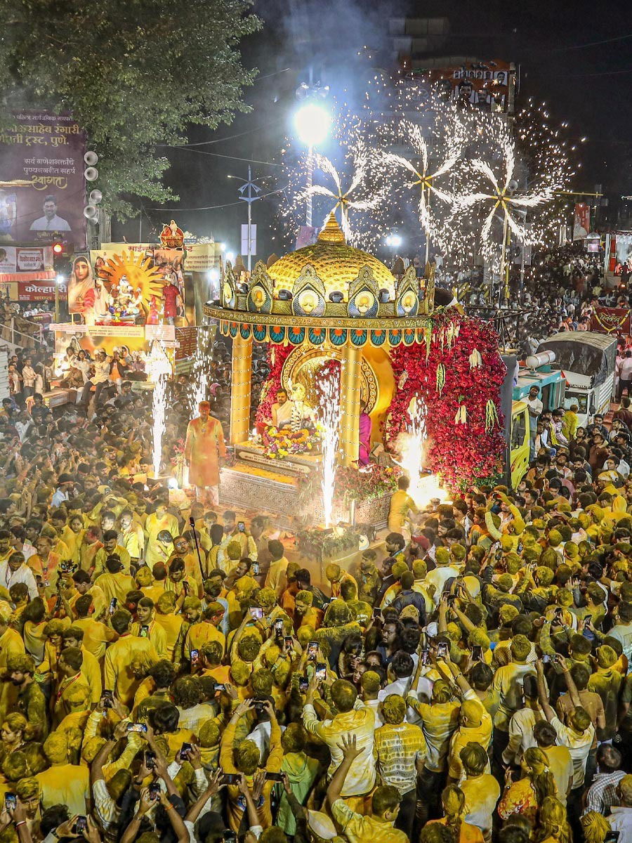 Ganpati Visarjan 2025: Shrimant Bhausaheb Rangari Bappa Immersed With Grandeur - News | Ganpati Visarjan 2025: Shrimant Bhausaheb Rangari Bappa Immersed With Grandeur | Latest Photos at Lokmattimes.com